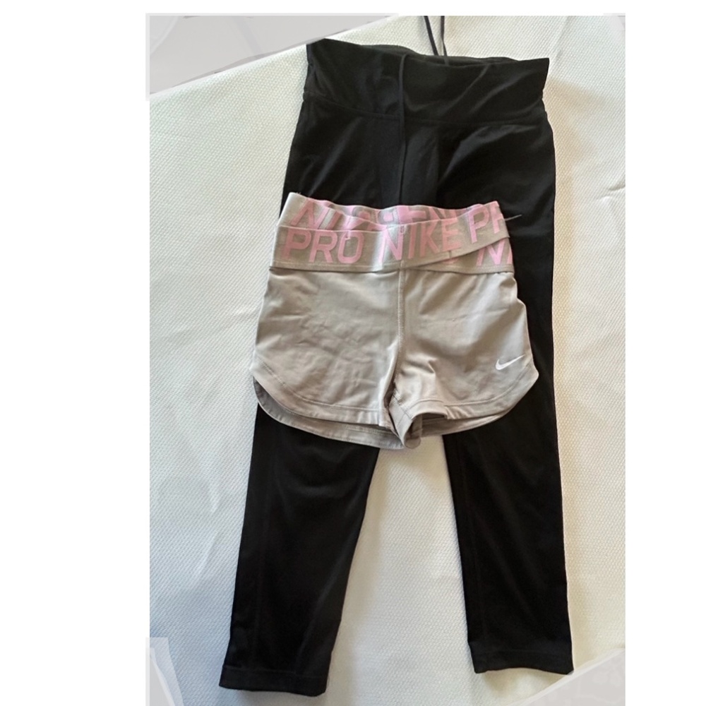Nike Women's bundle in size XS, 1 pair of leggings and 1 pair of shorts.